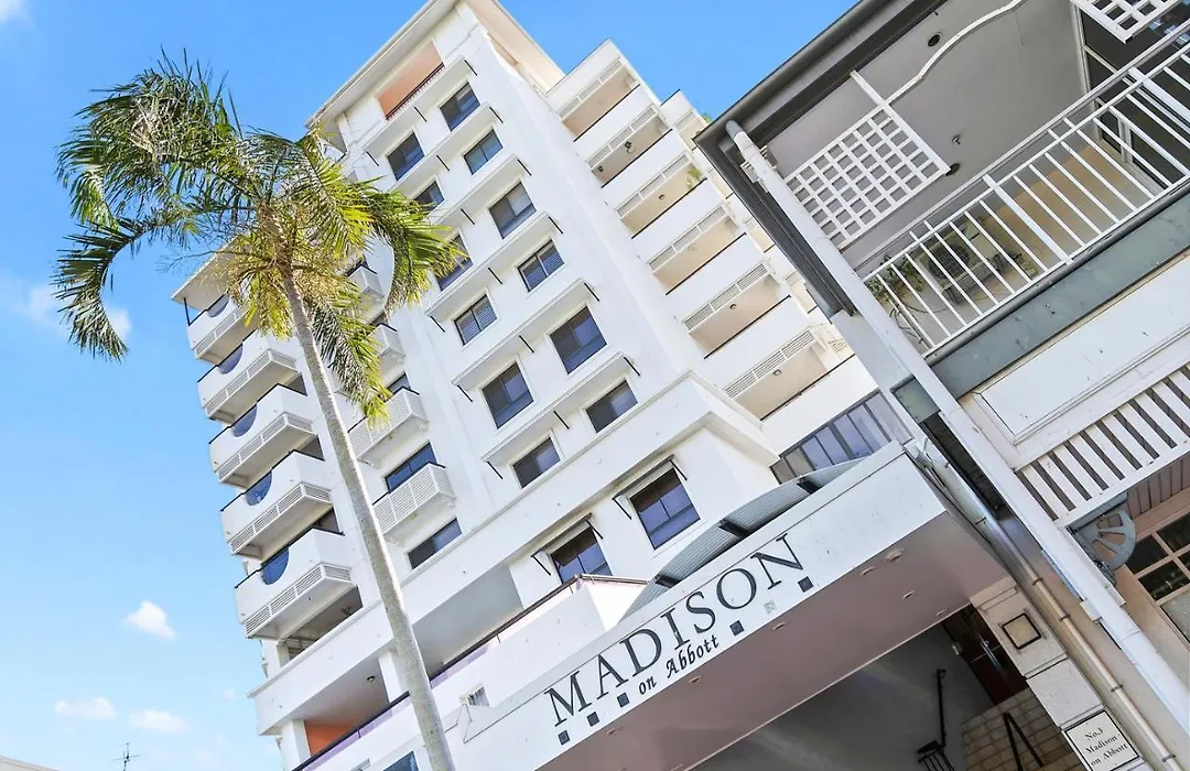 Stunning Coastal 3 Bedroom Apartment In Cairns Cbd-1