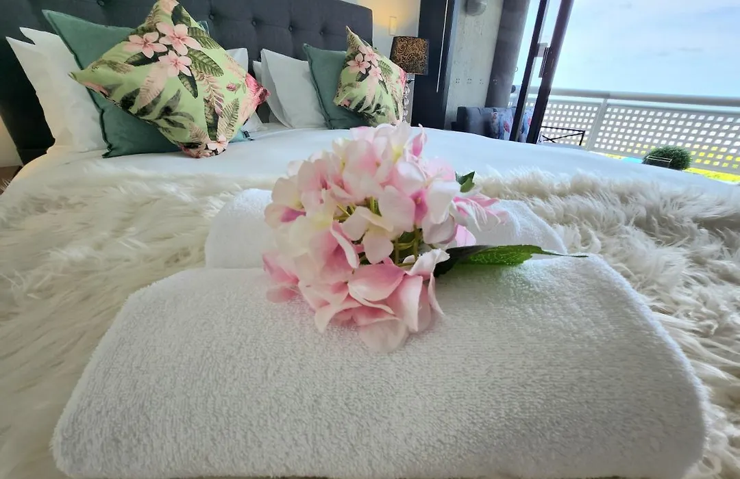 Cairns Luxury Seaview Apartment-1