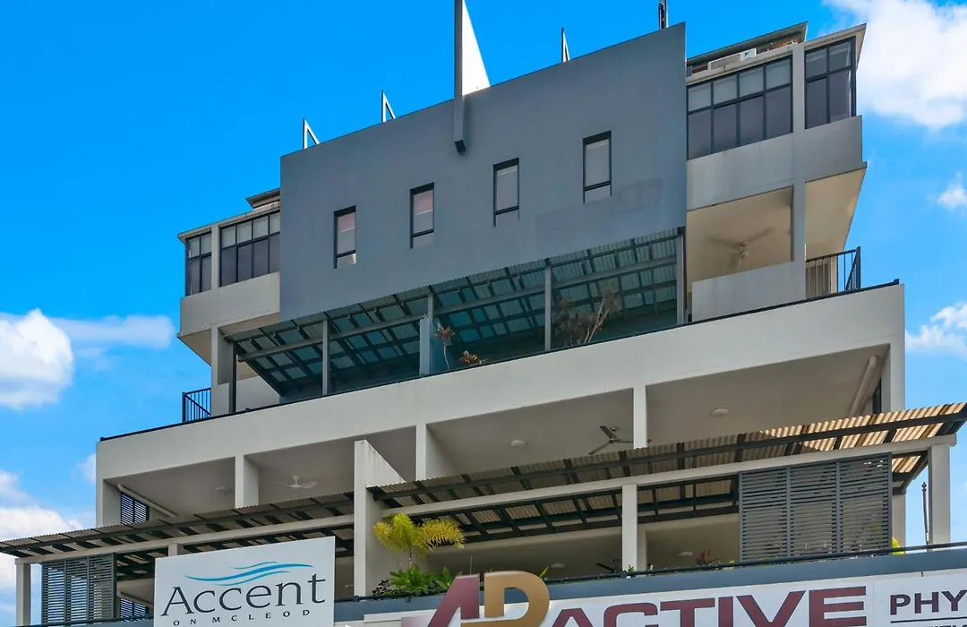 Cairns Penthouse - Private Rooftop Outdoor Gym, Spa & Tv Area With Sunset & Mountain Views-1