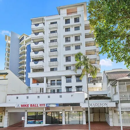 Stunning Coastal 3 Bedroom Apartment In Cairns Cbd-2