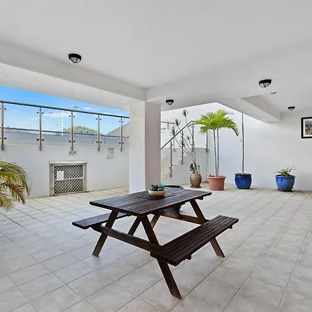 Stunning Coastal 3 Bedroom Apartment In Cairns Cbd-3