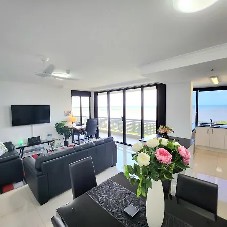 Cairns Luxury Seaview Apartment-2