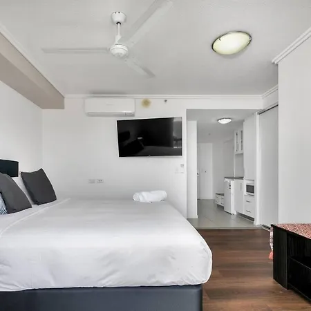 'Central Plaza' Adjacent Apartments With Rooftop Pool-3