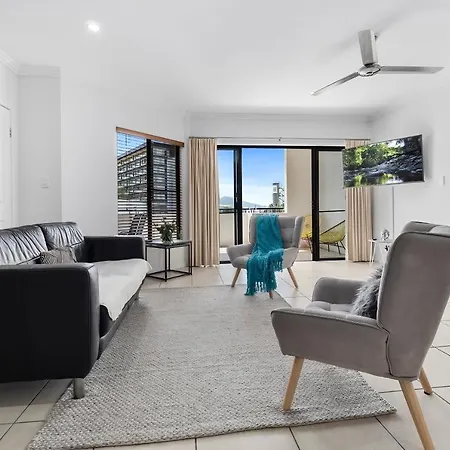 Spacious 3 Bedroom Two Level Apartment In Cairns City-2