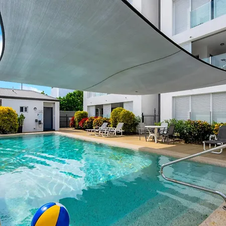 'Eclipse' A Poolside Family Escape In The Cbd-2