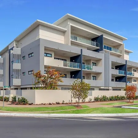Coastal 2-Bed With Parking & Pool By The Ocean-2