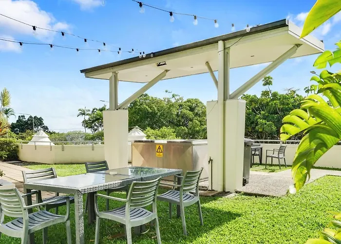 Stunning Esplanade Retreat With Ocean Views Apartment Cairns