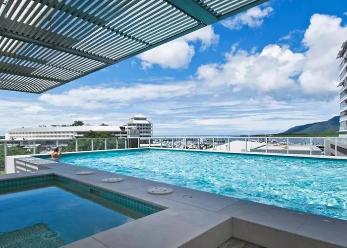 'Marlin Parade' Waterfront Getaway With Rooftop Pool Cairns