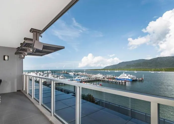 'Marlin Parade' Waterfront Getaway With Rooftop Pool Cairns