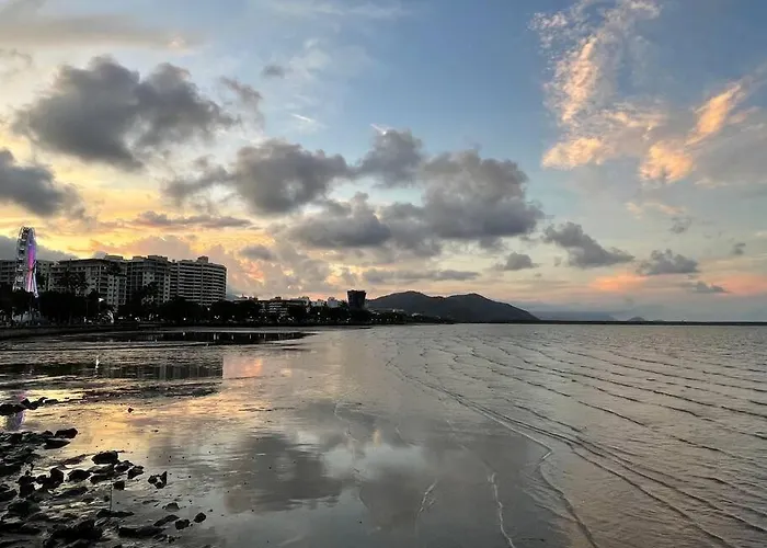 Stunning Water View Apartment - Pool, Gym, Sauna. Cairns