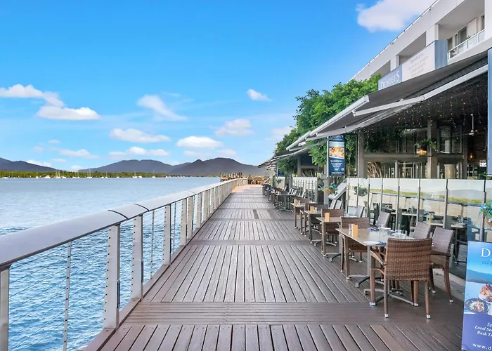 Waters Edge At Harbour Lights - Poolside Convenience Apartment Cairns