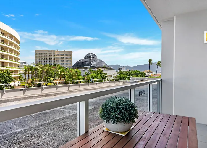 Waters Edge At Harbour Lights - Poolside Convenience Apartment Cairns