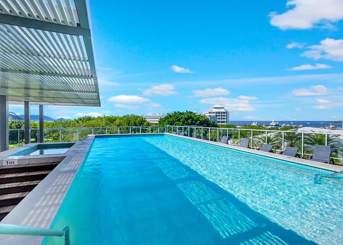 Waters Edge At Harbour Lights - Poolside Convenience Apartment Cairns
