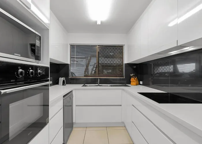'Eclipse' A Poolside Family Escape In The Cbd Apartment Cairns