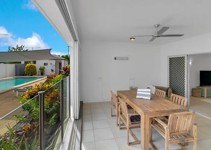 'Eclipse' A Poolside Family Escape In The Cbd Apartment Cairns