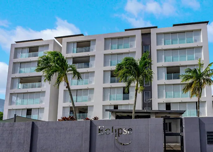 'Eclipse' A Poolside Family Escape In The Cbd Apartment Cairns