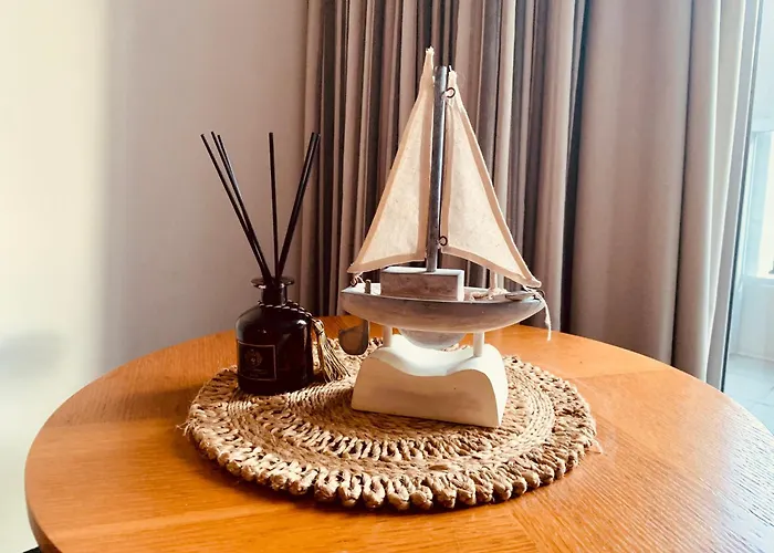 Oasis At Harbour Lights Cairns Apartment
