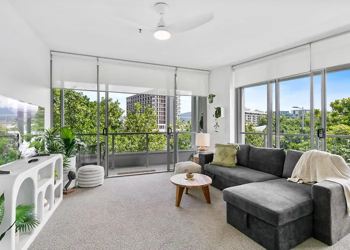 Coastal Harbour Lights I Pool, Gym & Prime Location Apartment Cairns