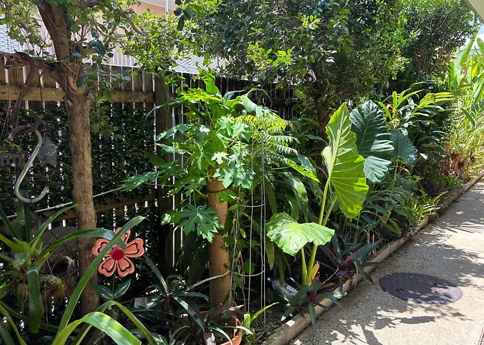 Tropical Ground-Floor Retreat Cairns Apartment