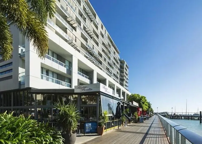 Charming Waterfront Apartment Cairns