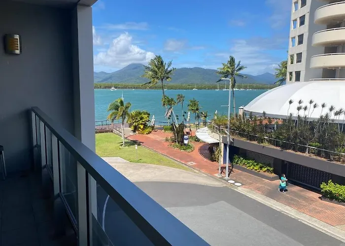 Charming Waterfront Apartment Cairns