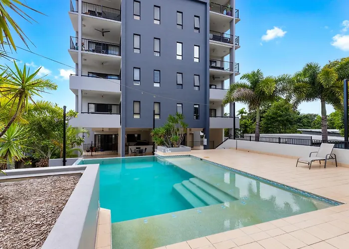 Cairns Penthouse - Private Rooftop Outdoor Gym, Spa & Tv Area With Sunset & Mountain Views