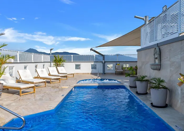'Central Plaza' Adjacent Apartments With Rooftop Pool Cairns
