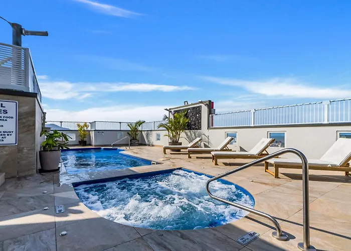 'Central Plaza' Adjacent Apartments With Rooftop Pool Cairns