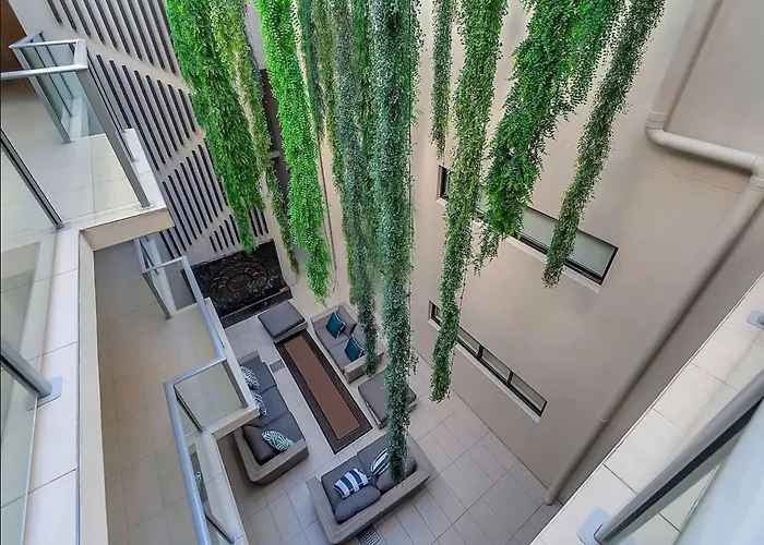 Coastal 2-Bed With Parking & Pool By The Ocean Apartment Cairns