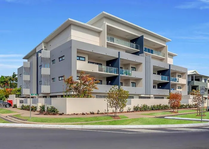 Coastal 2-Bed With Parking & Pool By The Ocean Apartment Cairns