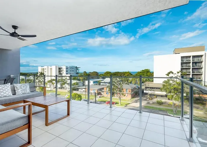 Panorama Cairns - City & Coastal Views With Pool