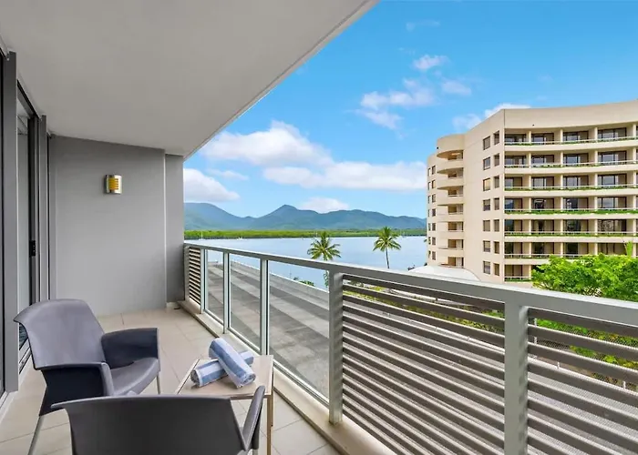 Waterfront At Harbour Light - Generous Space & Views Cairns