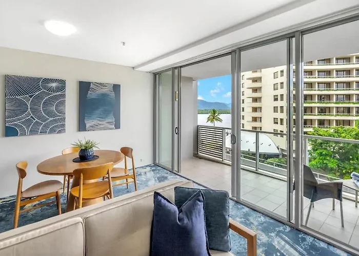 Waterfront At Harbour Light - Generous Space & Views Cairns