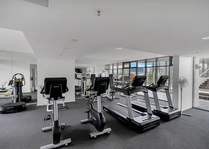 Waterfront At Harbour Light - Generous Space & Views Cairns