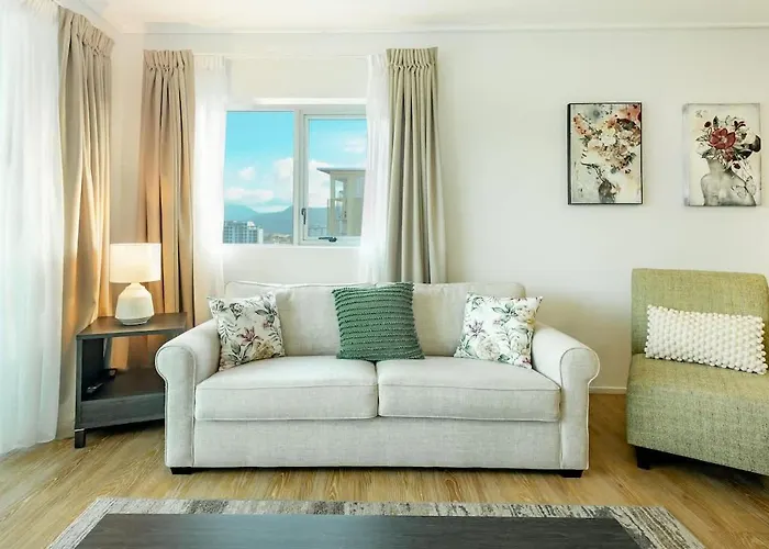 Cairns Lookout - Waterfront Views With Pools & Gym Apartment