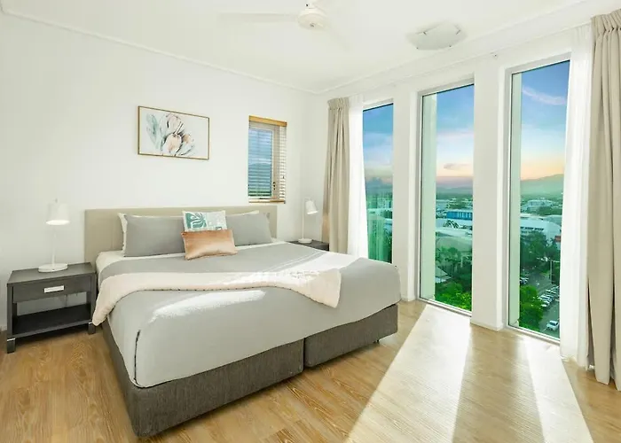 Cairns Lookout - Waterfront Views With Pools & Gym Apartment
