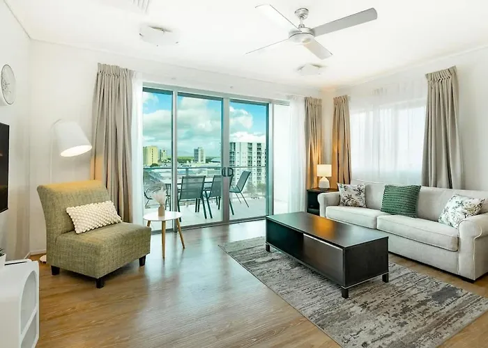 Cairns Lookout - Waterfront Views With Pools & Gym Apartment