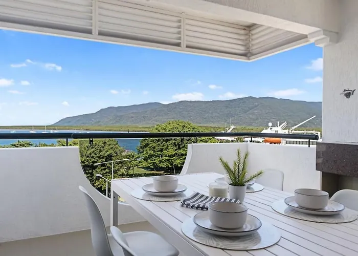 Stunning Coastal 3 Bedroom Apartment In Cairns Cbd